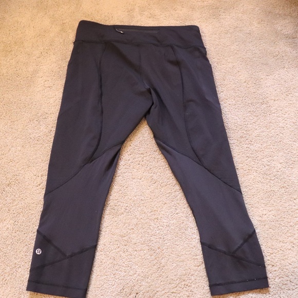 Black cropped lululemon leggings - Picture 2 of 3
